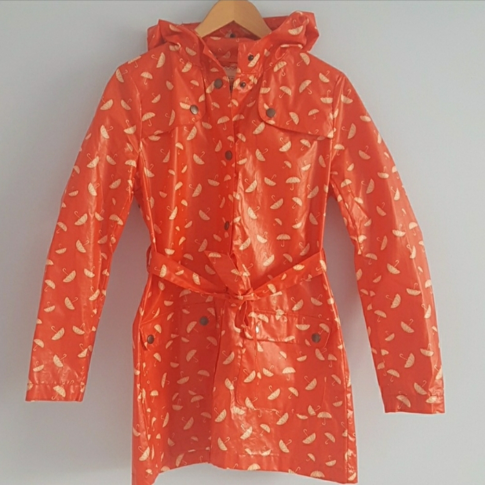 H81 Long Classic Style Raincoat With Hood